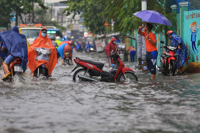 Mùa mưa ở TP.HCM: Làm gì để quần áo nhanh khô, không ẩm mốc - Ảnh 1.