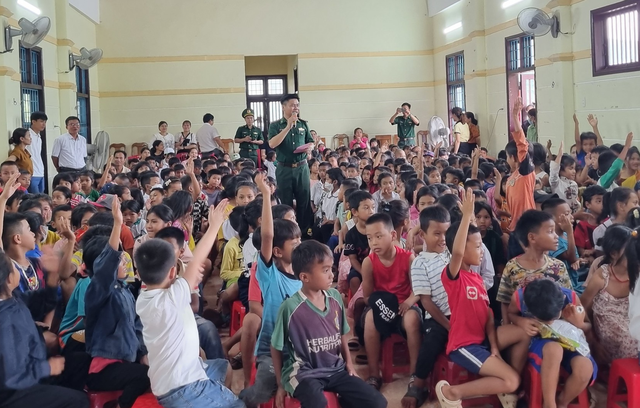 Biên phòng Quảng Trị tặng quà cho trẻ em sinh sống ở biên giới Việt Lào  - Ảnh 3.