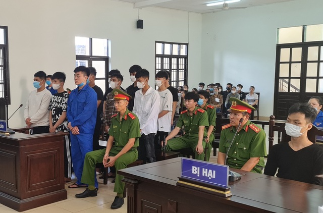Ninh Thuân: Tuyên phạt 11 bị cáo cầm hung khí chém trọng thương "đối thủ" trong đêm - Ảnh 1.