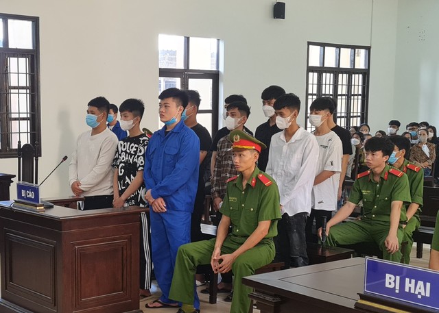 Ninh Thuân: Tuyên phạt 11 bị cáo cầm hung khí chém trọng thương "đối thủ" trong đêm - Ảnh 2.