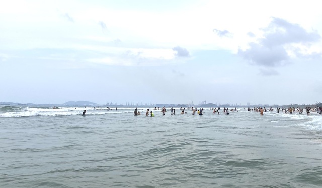 Quảng Ngãi: Tắm biển Khe Hai một người đàn ông bị đuối nước tử vong - Ảnh 2.
