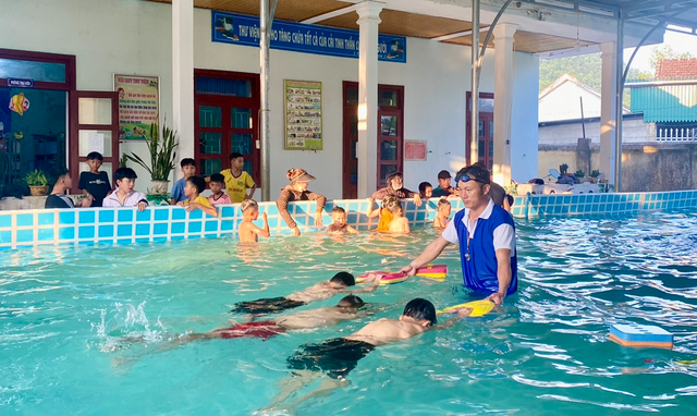Lớp dạy bơi miễn phí trên cao nguyên đá - Ảnh 4.
