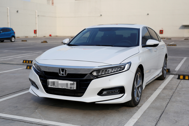 Honda Accord mất giá 700 triệu đồng sau 3 năm sử dụng - Ảnh 4. Honda Accord mất giá 700 triệu đồng sau 3 năm sử dụng - Ảnh 4.