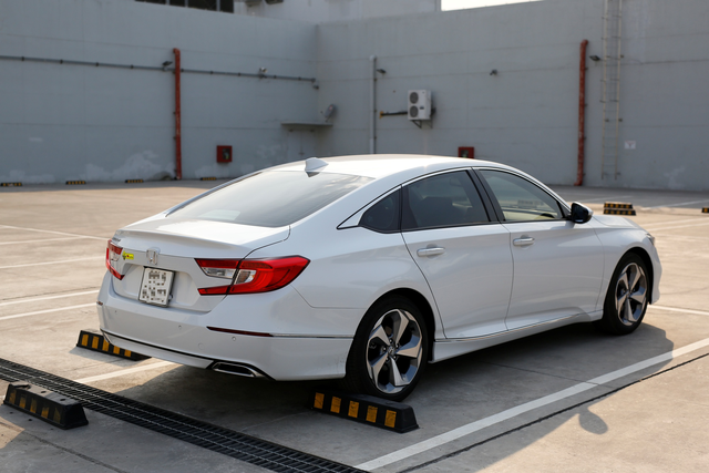 Honda Accord mất giá 700 triệu đồng sau 3 năm sử dụng - Ảnh 2. Honda Accord mất giá 700 triệu đồng sau 3 năm sử dụng - Ảnh 2.
