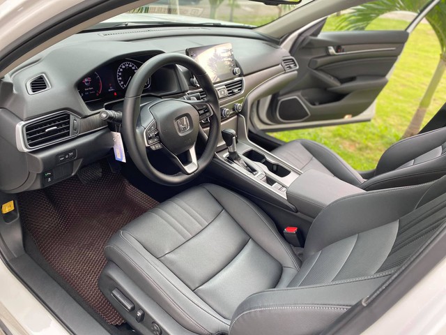 Honda Accord mất giá 700 triệu đồng sau 3 năm sử dụng - Ảnh 3. Honda Accord mất giá 700 triệu đồng sau 3 năm sử dụng - Ảnh 3.