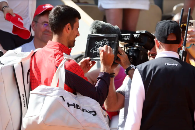 Djokovic tiếp tục gây tranh cãi và nhận cảnh cáo tại Pháp mở rộng 2023 - Ảnh 1. Djokovic tiếp tục gây tranh cãi và nhận cảnh cáo tại Pháp mở rộng 2023 - Ảnh 1.