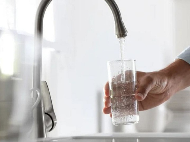Làm sao để biết lượng nước phù hợp cần uống trong 1 ngày ? - Ảnh 1.