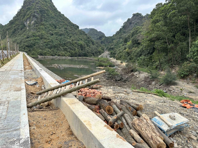 Bến đò, đường mòn mọc đầy cạnh đường bao biển nghìn tỉ ở Quảng Ninh  - Ảnh 4.