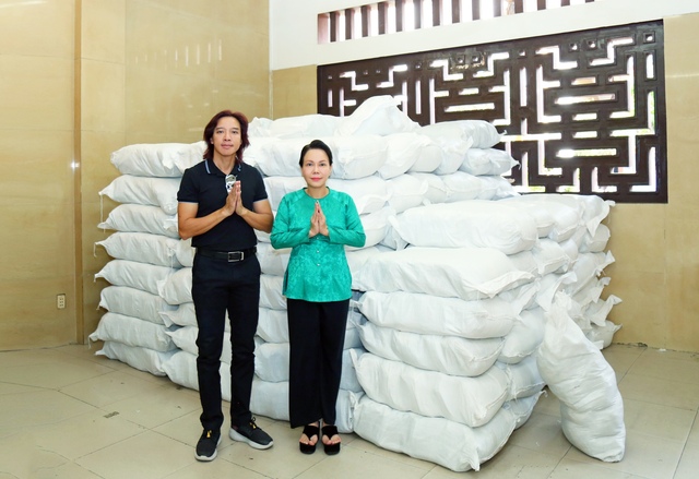 Nghệ sĩ Việt Hương, Hoài Phương tặng 10 tấn gạo cho bà con nghèo nhân giỗ mẹ  - Ảnh 1.