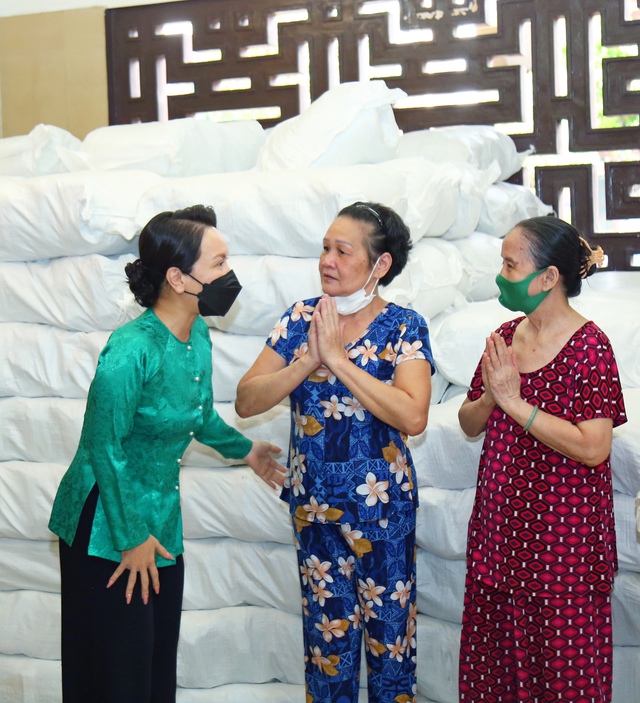 Nghệ sĩ Việt Hương, Hoài Phương tặng 10 tấn gạo cho bà con nghèo nhân giỗ mẹ  - Ảnh 4.