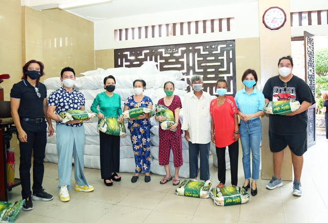 Nghệ sĩ Việt Hương, Hoài Phương tặng 10 tấn gạo cho bà con nghèo nhân giỗ mẹ  - Ảnh 7.