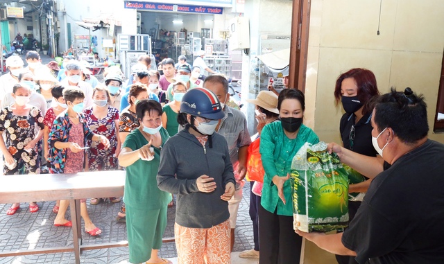 Nghệ sĩ Việt Hương, Hoài Phương tặng 10 tấn gạo cho bà con nghèo nhân giỗ mẹ  - Ảnh 2.