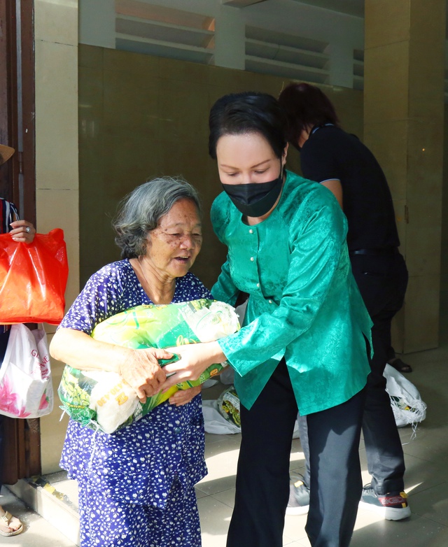 Nghệ sĩ Việt Hương, Hoài Phương tặng 10 tấn gạo cho bà con nghèo nhân giỗ mẹ  - Ảnh 5.
