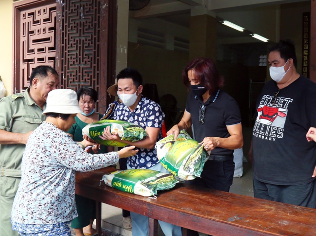 Nghệ sĩ Việt Hương, Hoài Phương tặng 10 tấn gạo cho bà con nghèo nhân giỗ mẹ  - Ảnh 10.