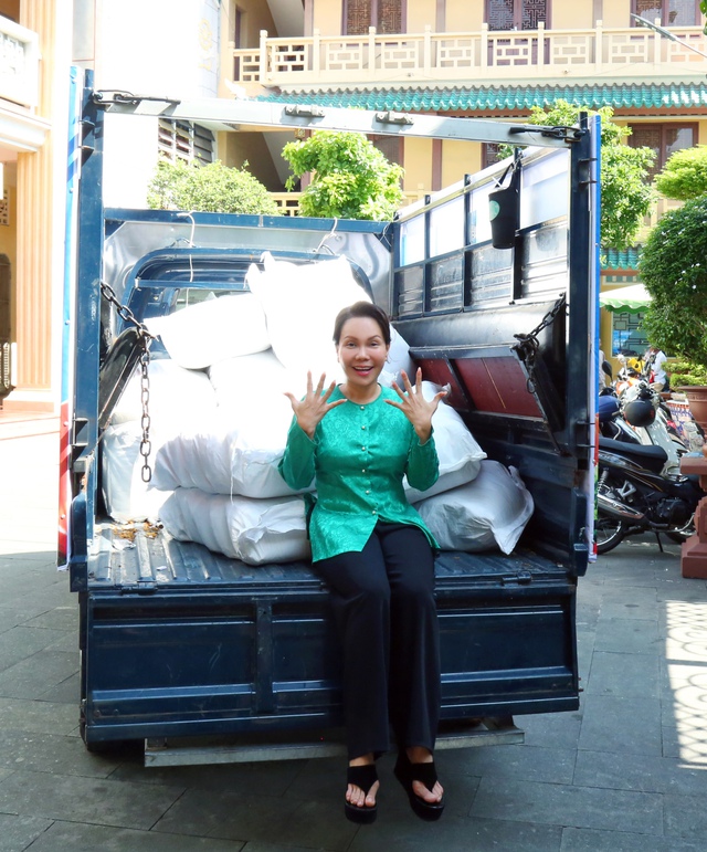 Nghệ sĩ Việt Hương, Hoài Phương tặng 10 tấn gạo cho bà con nghèo nhân giỗ mẹ  - Ảnh 6.