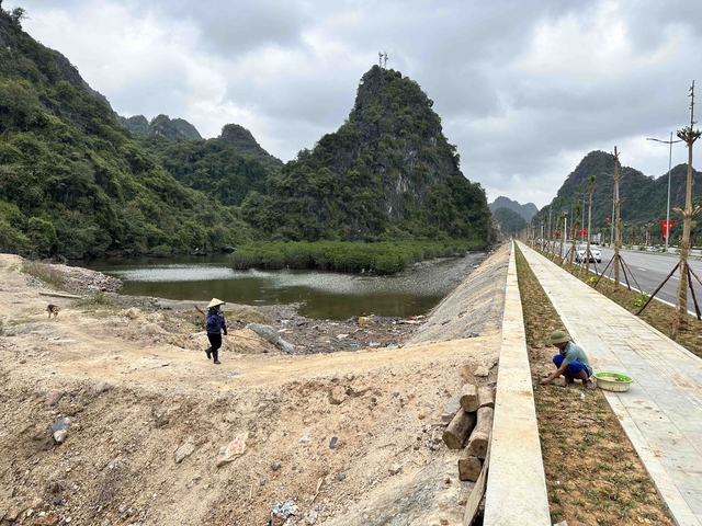 Phá dỡ đường mòn trái phép vào đường bao biển biển nghìn tỉ ở Quảng Ninh  - Ảnh 2.