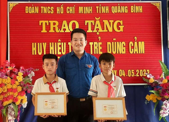 Trao tặng huy hiệu 'Tuổi trẻ dũng cảm' cho hai học sinh cứu người đuối nước  - Ảnh 1.