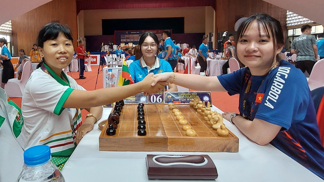 Kỳ thủ cờ ốc Vũ Thị Diệu Uyên tiếp tục bất bại ở SEA Games 32 - Ảnh 1.