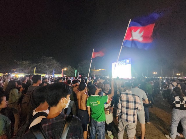 Người hâm mộ vẫy cờ Campuchia ở fanzone