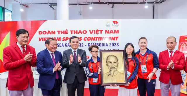 Phó thủ tướng Trần Lưu Quang tiếp lửa đoàn thể thao Việt Nam - Ảnh 1.