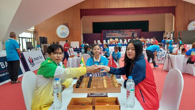 Kỳ thủ cờ ốc Vũ Thị Diệu Uyên tiếp tục bất bại ở SEA Games 32 - Ảnh 2.