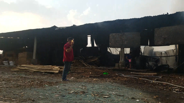 TP.HCM: Cháy bãi chứa phế liệu cả khu dân cư nháo nhào - Ảnh 2.