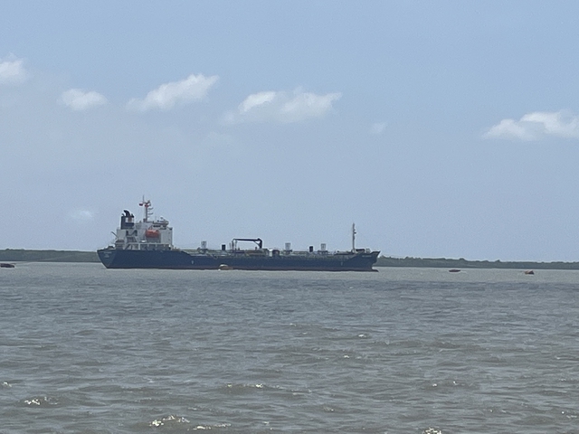 Tàu chở condensate của NSH Petro neo đậu ở cảng phao luồng Soài Rạp