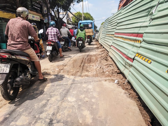Lô cốt choán đường quá lâu  - Ảnh 1.