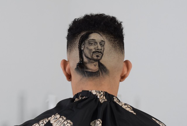 Nghệ sĩ tạo mẫu tóc bằng tranh 3D trên đầu gây sốt mạng xã hội - Ảnh 1.