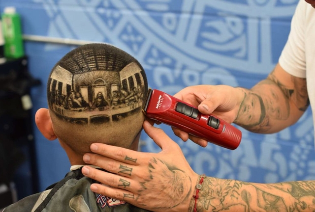 Nghệ sĩ tạo mẫu tóc bằng tranh 3D trên đầu gây sốt mạng xã hội - Ảnh 2.