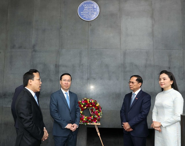 Chủ tịch nước Võ Văn Thưởng đặt hoa tại Biển tưởng niệm Bác Hồ tại London - Ảnh 2.