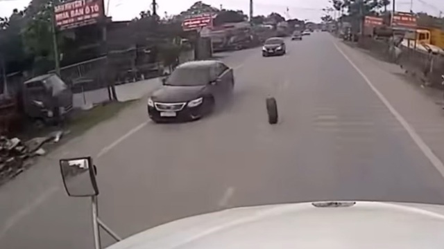 ‘Rùng rợn’ ô tô Toyota Camry cũ văng bánh khi đang đi trên đường - Ảnh 2. ‘Rùng rợn’ ô tô Toyota Camry cũ văng bánh khi đang đi trên đường - Ảnh 2.