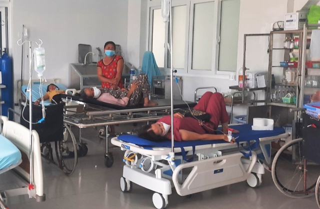 Đắk Lắk: 19 người nhập viện do ngộ độc sau đám cưới - Ảnh 1.