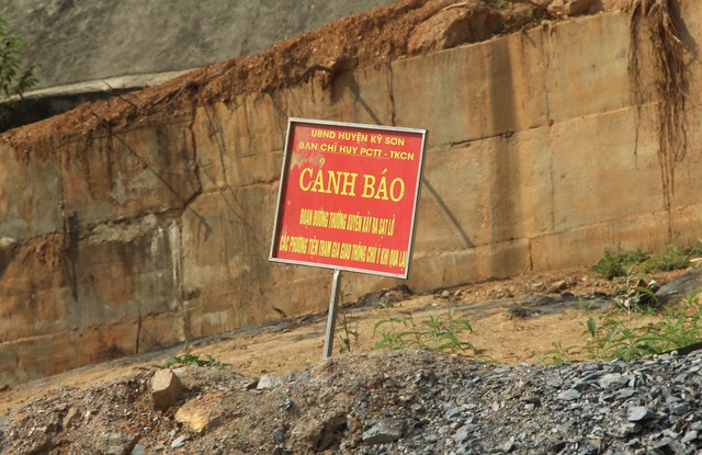 Sống thấp thỏm dưới ngọn n&uacute;i lở  - Ảnh 2.