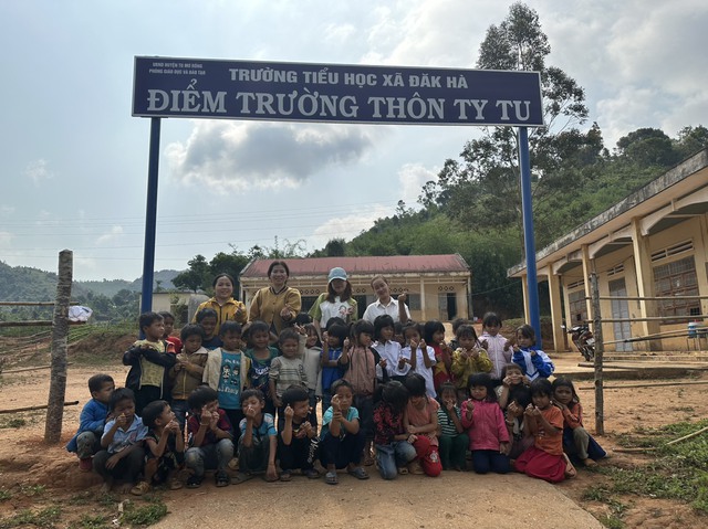 Kon Tum: Trường học vùng cao bán heo nuôi trò được ủng hộ hơn 100 triệu đồng - Ảnh 3.