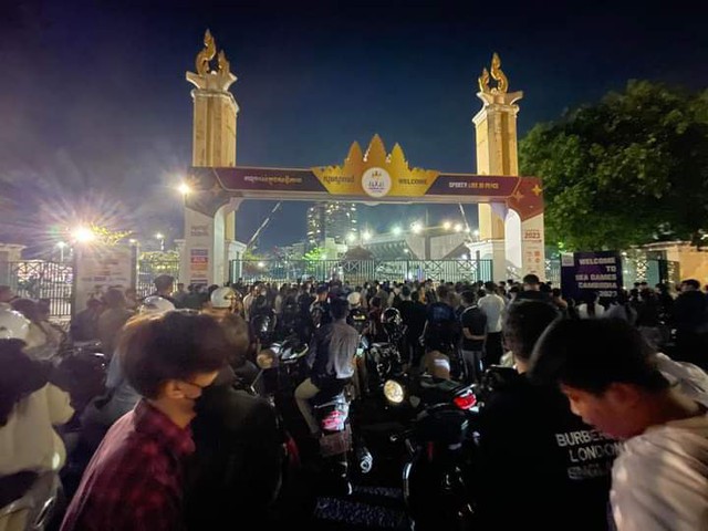 Người dân Campuchia xếp hàng từ 4 giờ sáng để có vé xem trận tối mai - Ảnh 3.