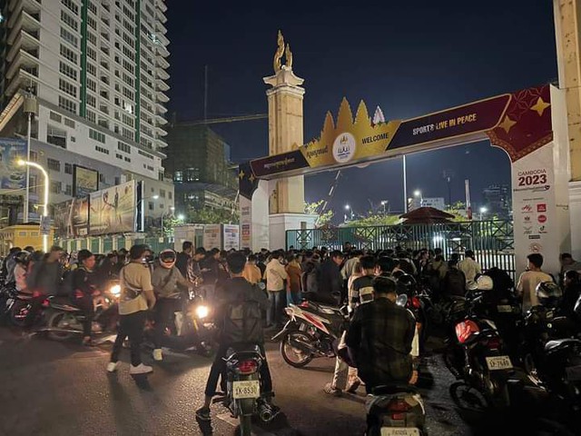 Người dân Campuchia xếp hàng từ 4 giờ sáng để có vé xem trận tối mai - Ảnh 1.