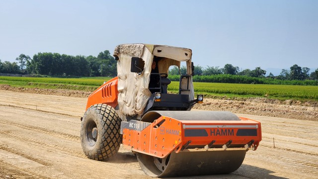 Hà Tĩnh: Công nhân 'đội' nắng nóng thi công cao tốc Bắc - Nam - Ảnh 10.