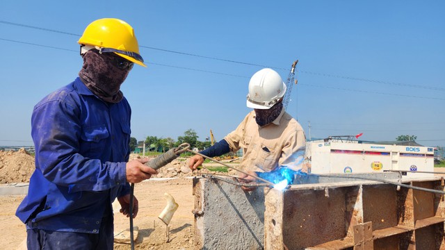 Hà Tĩnh: Công nhân 'đội' nắng nóng thi công cao tốc Bắc - Nam - Ảnh 5.