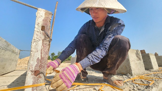 Hà Tĩnh: Công nhân 'đội' nắng nóng thi công cao tốc Bắc - Nam - Ảnh 6.