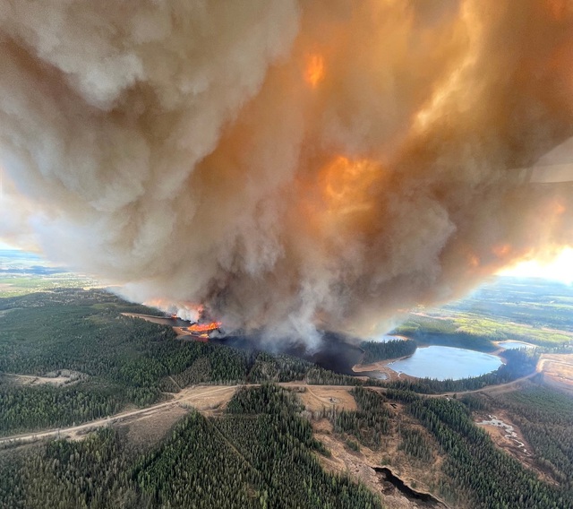 Nắng nóng gây cháy rừng chưa từng thấy ở Canada, nhiều người phải sơ tán - Ảnh 1.