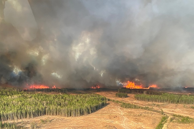 Nắng nóng gây cháy rừng chưa từng thấy ở Canada, nhiều người phải sơ tán - Ảnh 2.