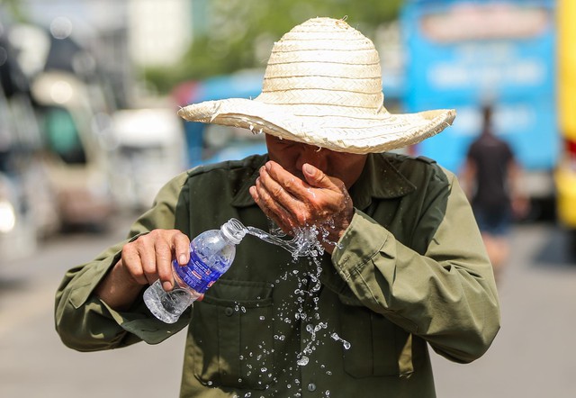 Miền Bắc, miền Trung nắng nóng đỉnh điểm, nhiều nơi trên 42 độ C - Ảnh 1.