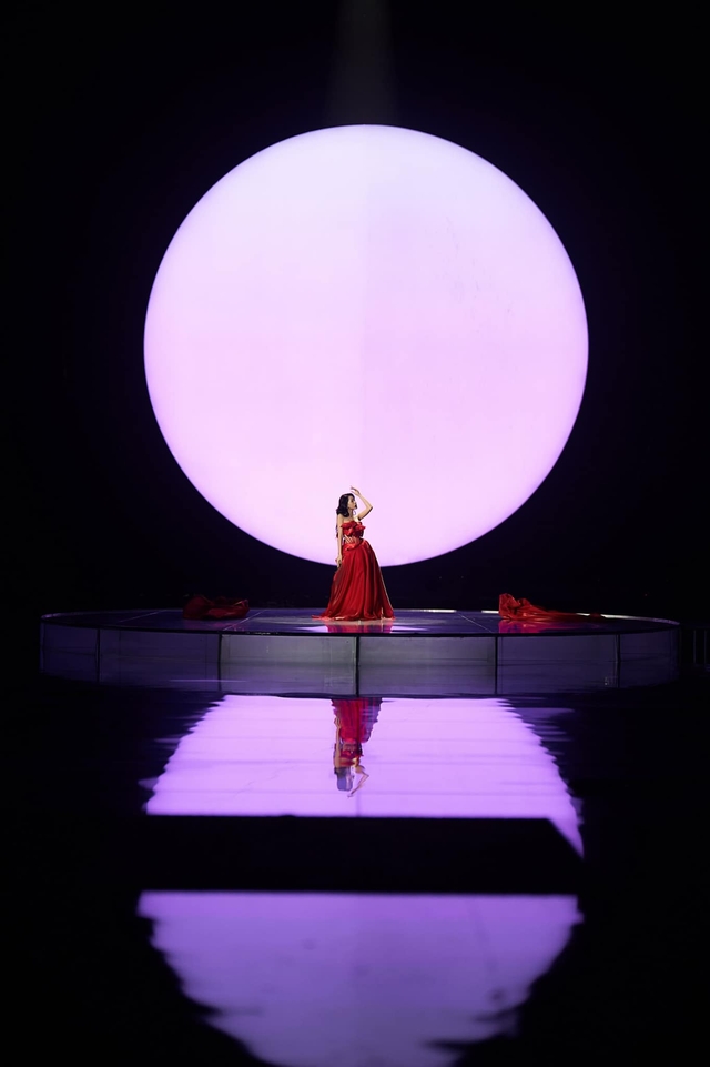 Chiếc váy ‘hoa hồng’ siêu đặc biệt của Chi Pu tại sân khấu quốc tế
 - Ảnh 4.
