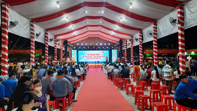 Gần 1.500 người tham gia ngày hội việc làm, giáo dục nghề nghiệp ở Vĩnh Long - Ảnh 1.
