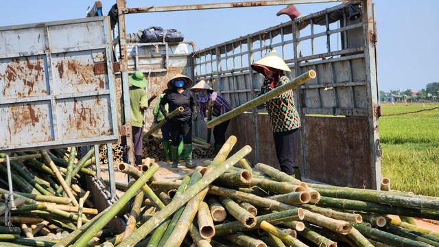 Hà Tĩnh: Công nhân 'đội' nắng nóng thi công cao tốc Bắc - Nam - Ảnh 8.