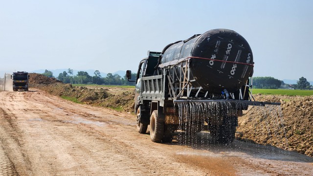 Hà Tĩnh: Công nhân 'đội' nắng nóng thi công cao tốc Bắc - Nam - Ảnh 11.