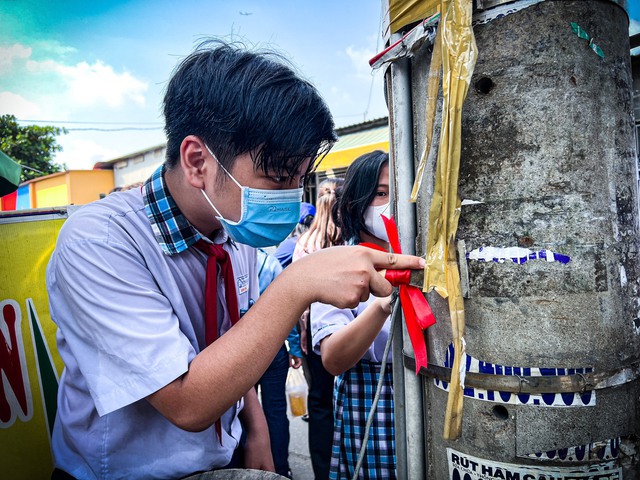 Theo chân Đoàn Thanh niên Công an TP.HCM bóc gỡ tờ rơi quảng cáo sai quy định - Ảnh 2.