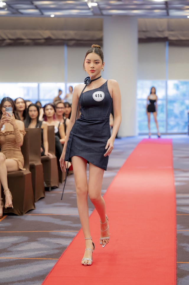 Võ Hoàng Yến, Thiên Ân thị phạm catwalk cho dàn mẫu chuyển giới - Ảnh 8.