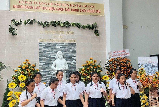 Đặt tượng cô Nguyễn Hướng Dương, sáng lập Thư viện sách nói dành cho người mù - Ảnh 3.